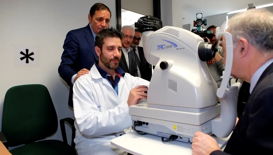 Visita del consejero de Sanidad para ver este programa de cribado y seguimiento de la retinopatía