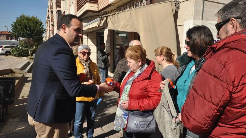 El alcalde de Santa Marta de Tormes, David Mingo, ha participado en la entrega de 500 embudos