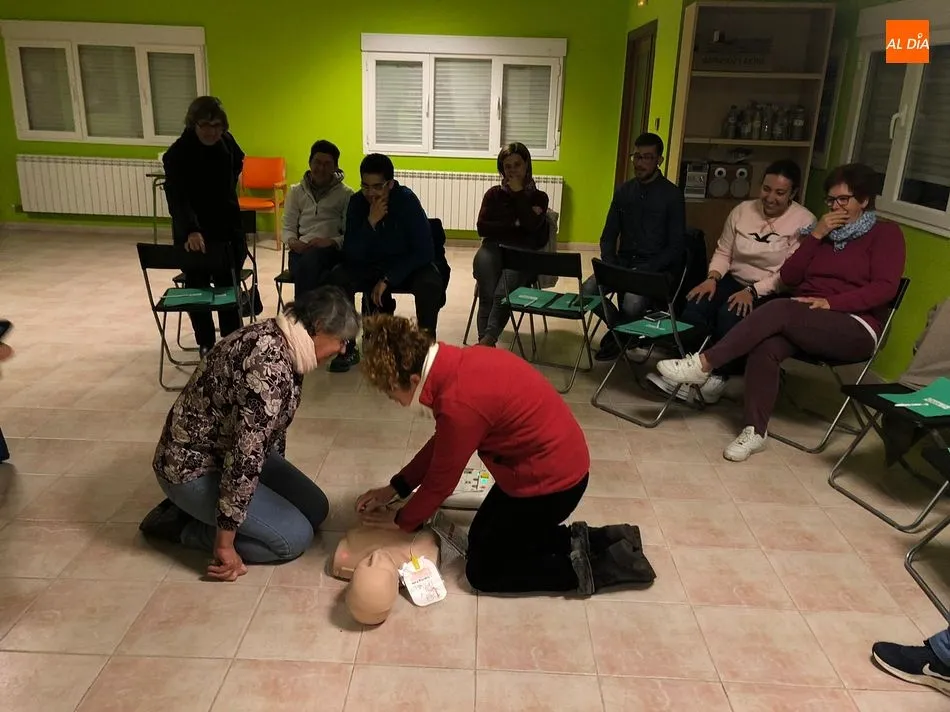 Más vecinos de la Sierra de Francia aprenden a manejar desfibriladores y el RCP