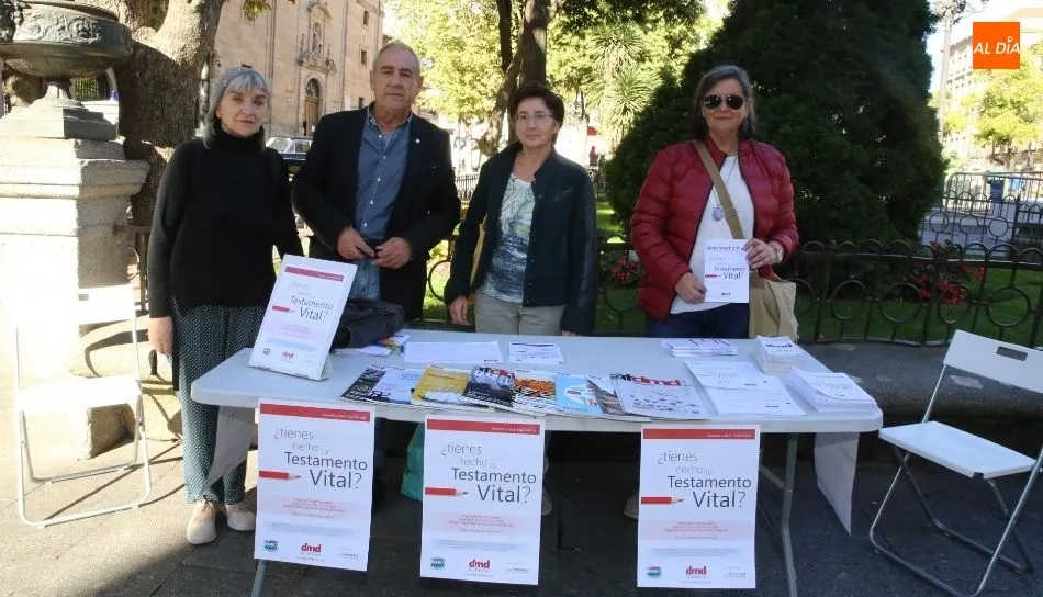 Mesa informativo y voluntarios de la Asociación Derecho a Morir Dignamente