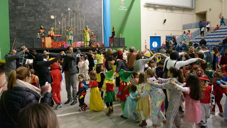 Niños y mayores no han parado de bailar en compañía de los titiriteros