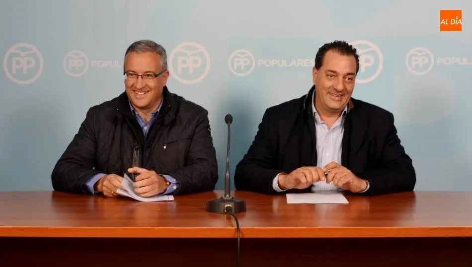 Los procuradores salmantinos Salvador Cruz y Julián Ramos, en la sede del PP. Foto de Lydia González