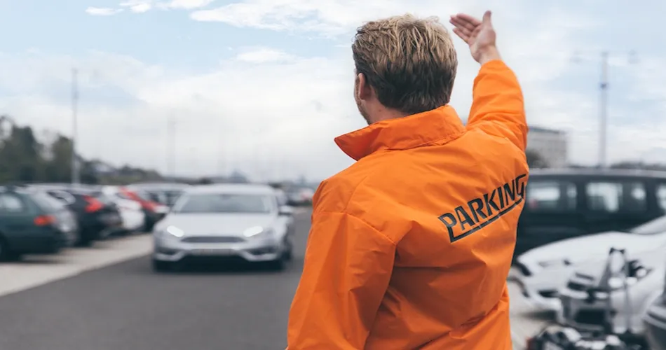 Reservar online barato parking en el aeropuerto de Madrid  