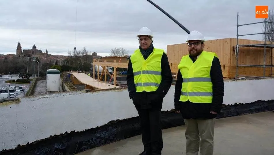 García Carbayo, junto al concejal Daniel Llanos, durante su visita a las obras de las piscinas de San José. Fotos: Lydia González