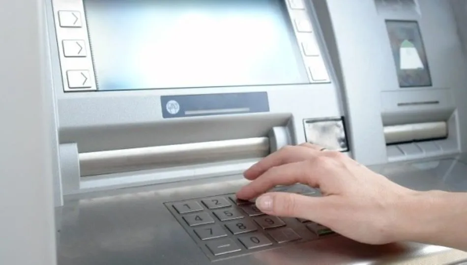 Las autoridades recomiendan extremar las precauciones con las tarjetas bancarias