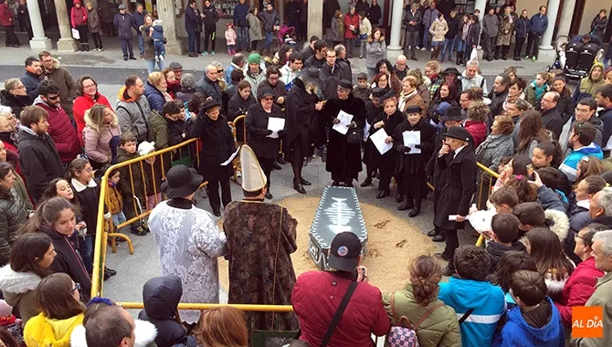 Cientos de vecinos asistían al tradicional Entierro de la Sardina en la Plaza de España