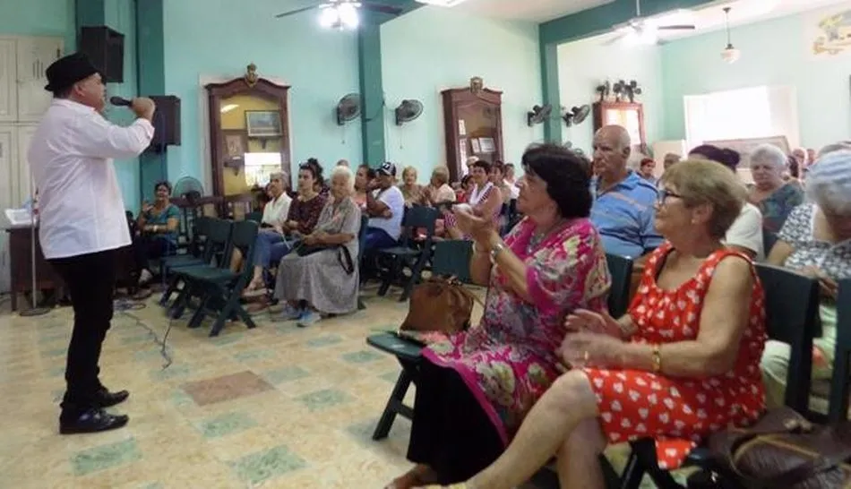 El cantante Roel interpretó varios temas dedicados a las mujeres