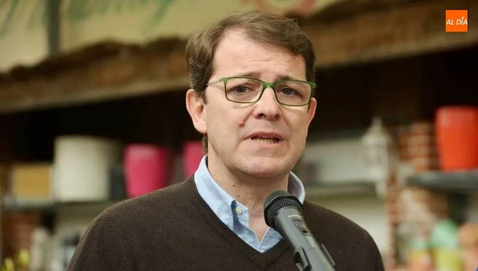 Intervención del presidente del PP de Castilla y León, el salmantino Alfonso Fernández Mañueco, en Villamayor. Foto de Lydia González