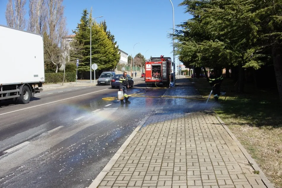Los bomberos de Guijuelo limpian un vertido de manteca
