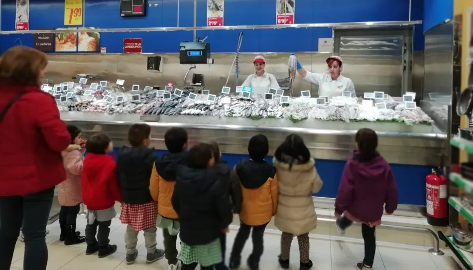 Visita de uno de los grupos de escolares de Salamanca a un supermercado Gadis