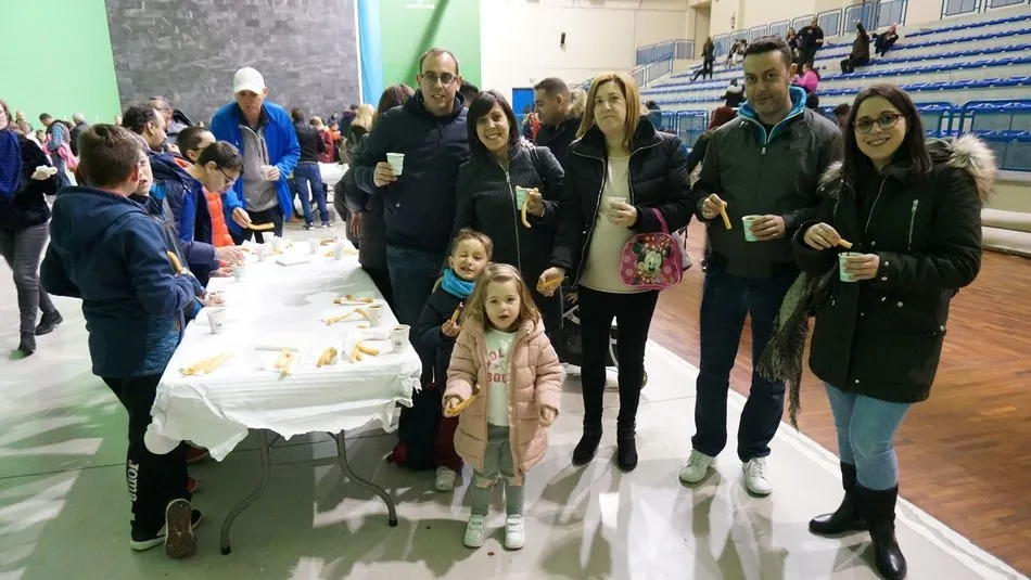 Vecinos de todas la edades disfrutaron de una gran chocolatada con churros