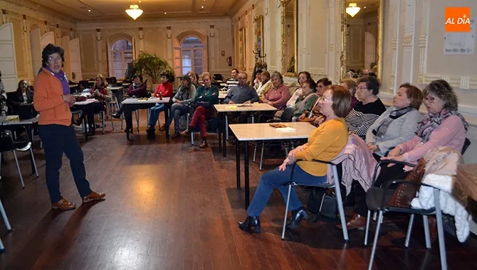 La psicologa Susana Marcos ofrecía un café tertulia dentro de la programación del Día Internacional de la Mujer