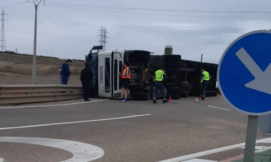 Imagen del camión volcado en la rotonda