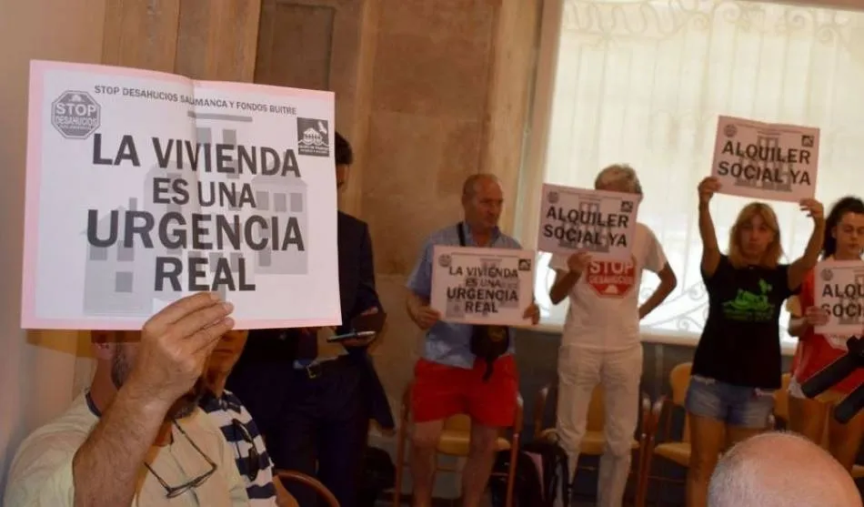 Presencia de la Plataforma Stop Desahucios en un pleno del Ayuntamiento