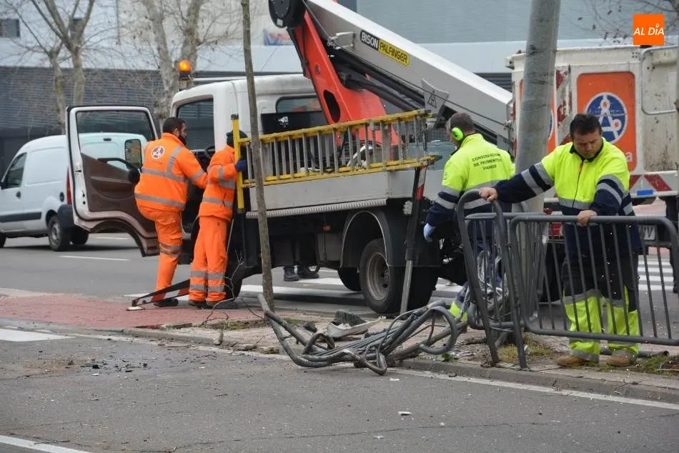 Varios operarios trabajan en el lugar del accidente / Lydia González