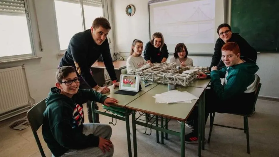 El colegio ofrece una educación integral que abarca desde los 2 años hasta el Bachillerato