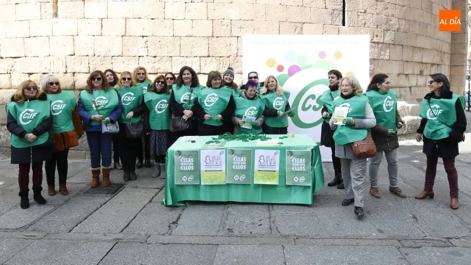Delegadas de CSIF junto a la iglesia de San Marcos. Foto de Elena López