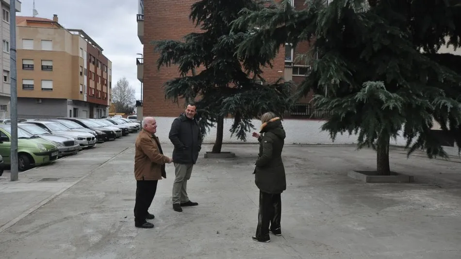 David Mingo y la concejala Marta Labrador visitan la calle Juan Padilla tras la obras