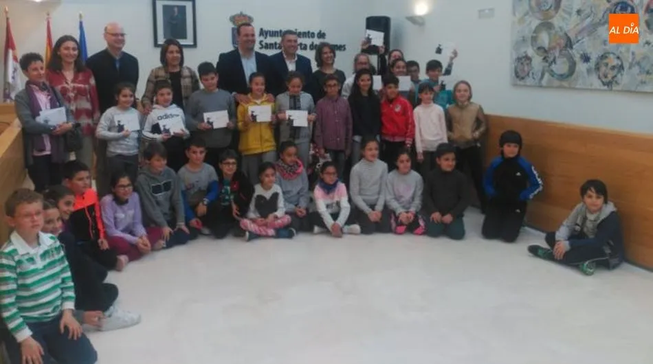 David Mingo, alcalde de Santa Marta de Tormes, junto a los escolares del municipio. Foto de Lydia González