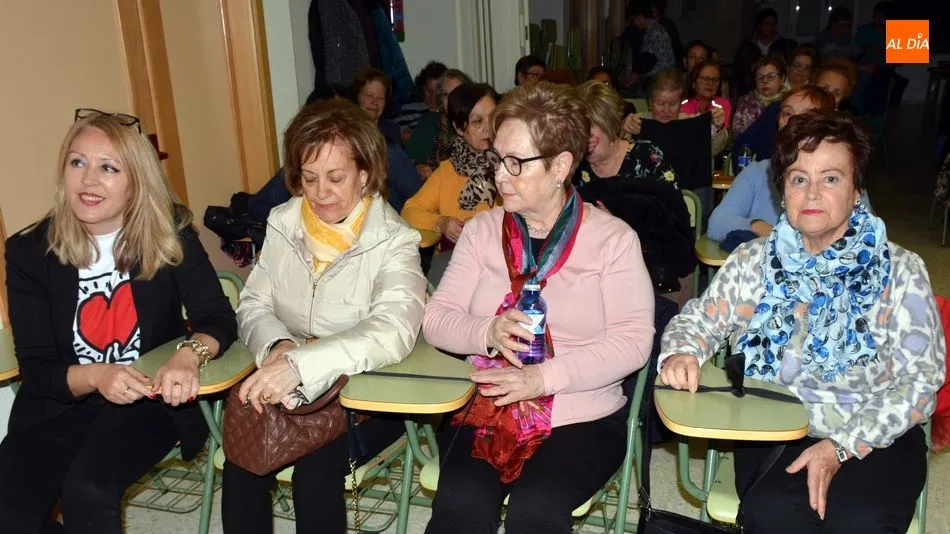 Las mujeres se reunieron en el salón de actos del IES / E. Corredera