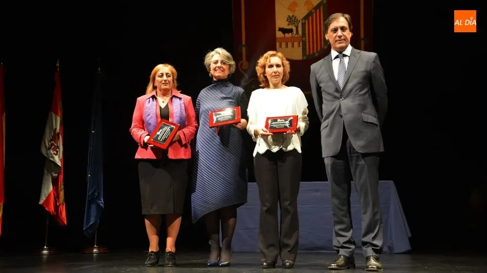 Las tres homenajeadas y el alcalde de Salamanca, Carlos García Carbayo. Foto: Lydia González