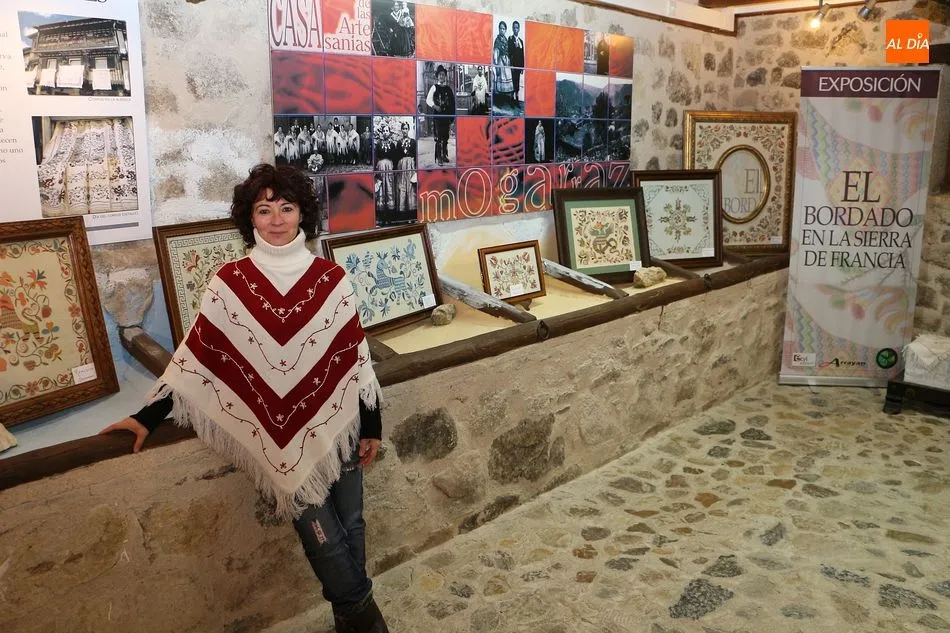 Judith Murillo, una de las encargadas de la exposición, muestra el contenido de la misma en al oficina de turismo de Mogarraz