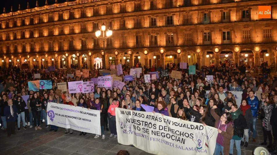 La manifestación feminista a su llegada a la Plaza Mayor de Salamanca. Foto: Lydia González