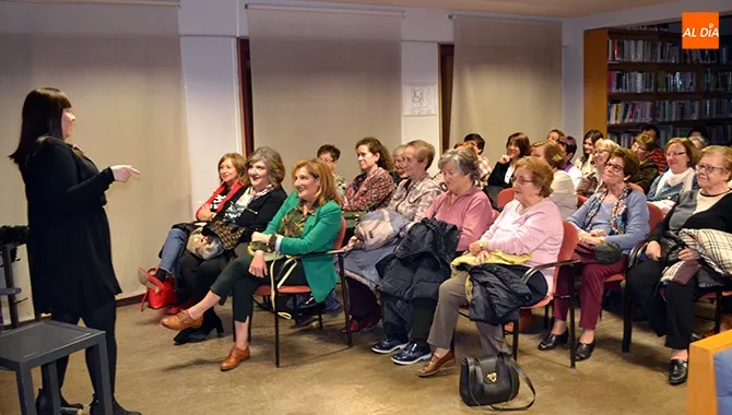 Decenas de personas participaban en las tres obras de microteatro organizadas en el Día Internacional de la Mujer en el CDS