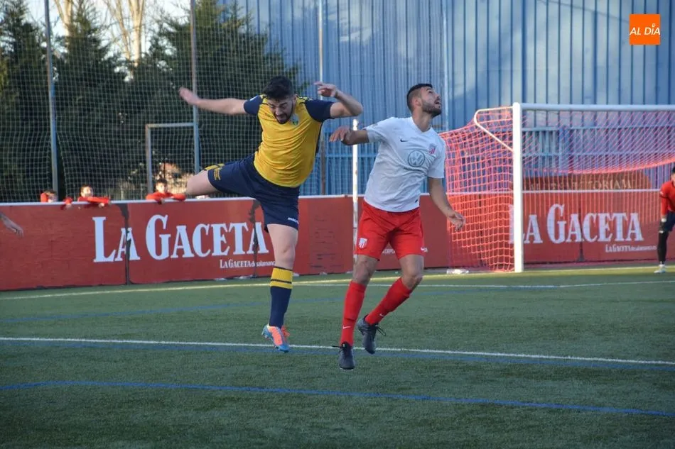 Una disputa del Santa Marta-Virgen del Camino / Lydia González