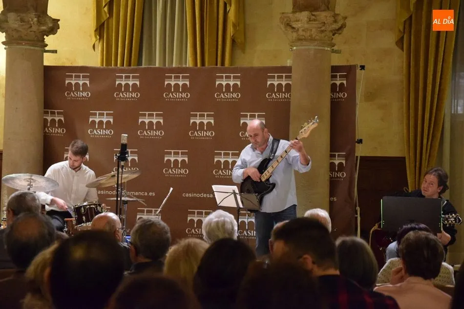 Numeroso público acudió a ver la actuación de el Alejandro Lucas Trío