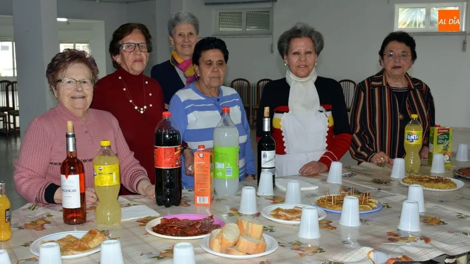 El grupo de mujeres de la parroquia que organiza la Operación Bocata en Lumbrales / E. Corredera