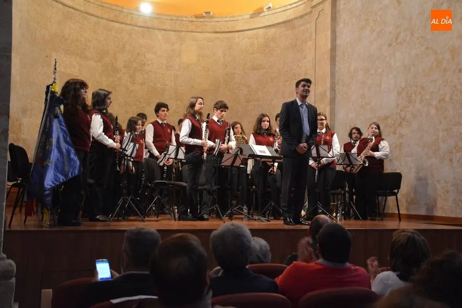 La banda de Estrela da Beira anticipa la Semana Santa con un concurrido concierto