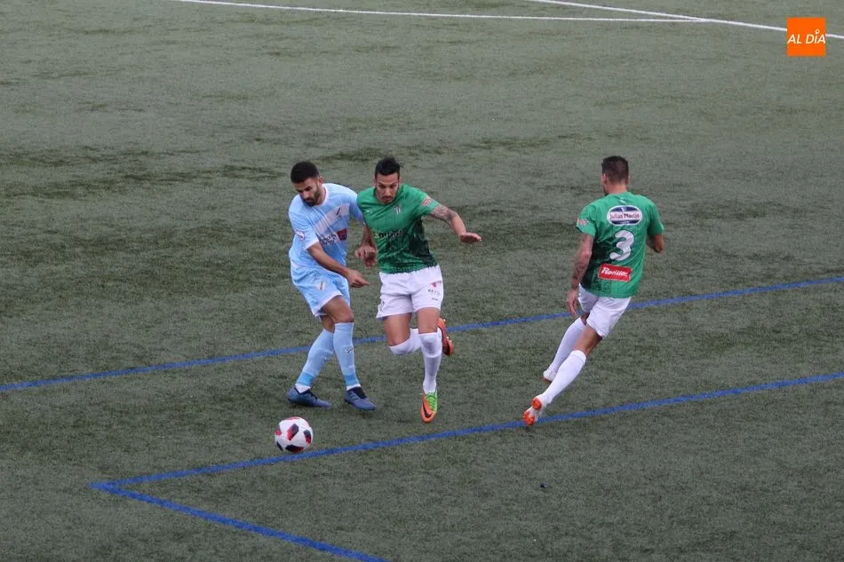 El CD Guijuelo empata con el Coruxo en un emocionante partido. Imagen del partido contra el Coruxo en la 1ª vuelta.