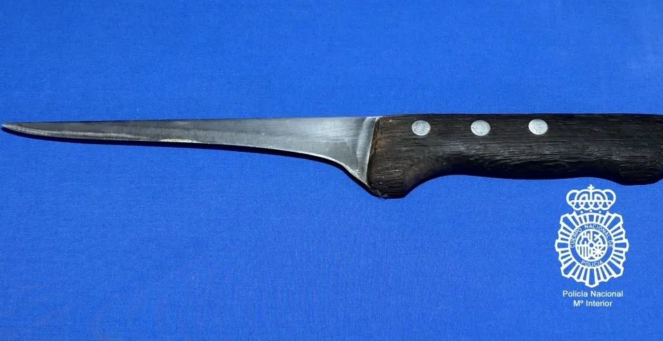 Cuchillo que llevaba el detenido, en el momento en el que fue interceptado por la Policía
