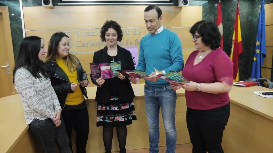 Presentación en el Ayuntamiento del nuevo folleto informativo del Centro Joven