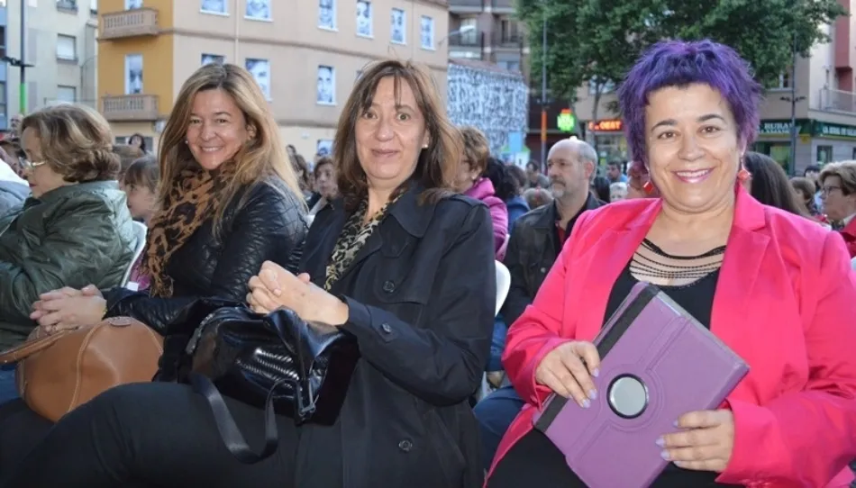 Inma Cid, presidenta de Zoes, a la derecha, junto a las concejalas Carmen Sánchez Bellota y María José Fresnadillo, en un acto anterior de este certamen en la plaza del Oeste