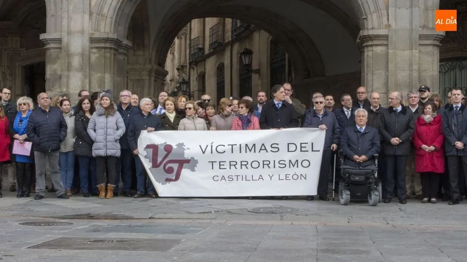 Minuto de silencio en la Plaza Mayor por las víctimas del terrorismo. Foto de Elena López