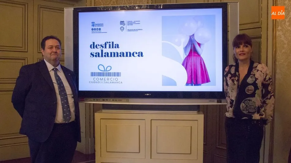 La concejala de Comercio, Consumo y Mercados, Almudena Parres, acompañada por el presidente de la Cámara de Comercio, Benjamín Crespo, en la presentación de estos desfiles