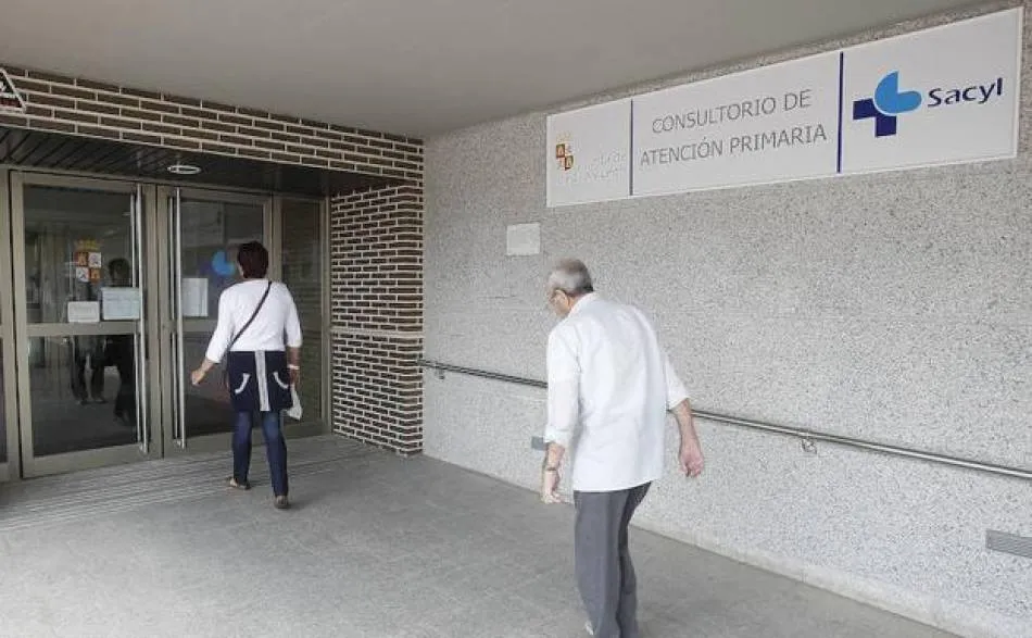 Usuarios a la entrada de un centro de salud