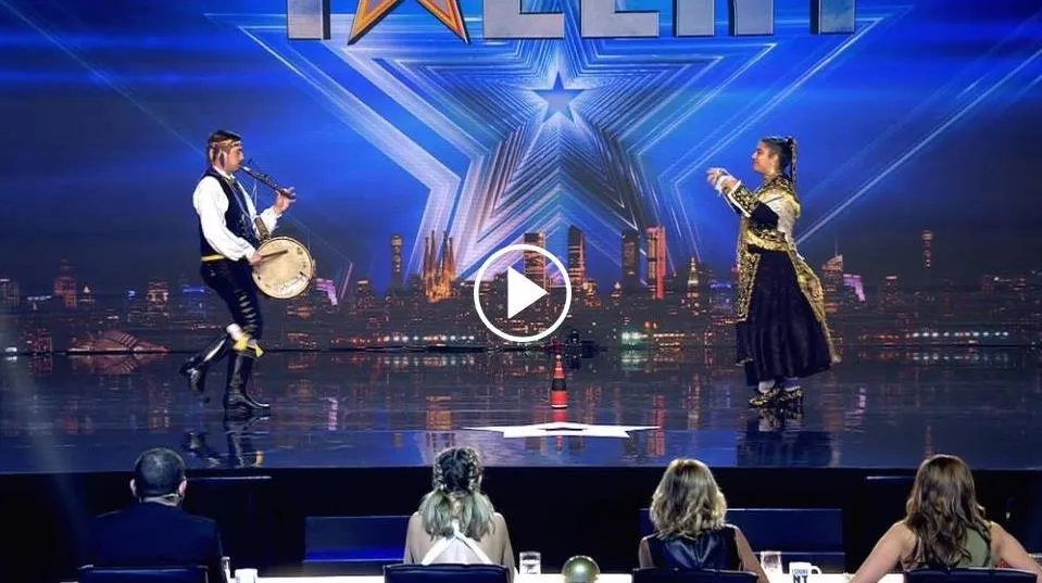 Lucía Recio y José Juan Moreno, ambos bailadores y músicos tradicionales, en su actuación en Tele 5