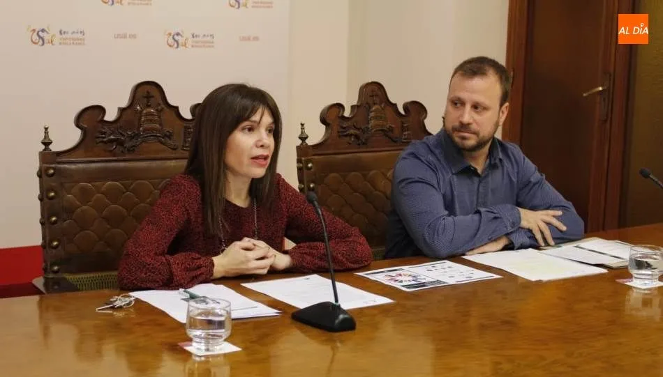 Ana Belén Ríos, vicerrectora de Estudiantes y Sostenibilidad, y Javier Carbonero, técnico de la Oficina Verde de la USAL. Foto de Elena López