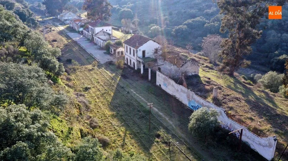 Panorámica de la estación de Valdenoguera tras el desbroce de maleza