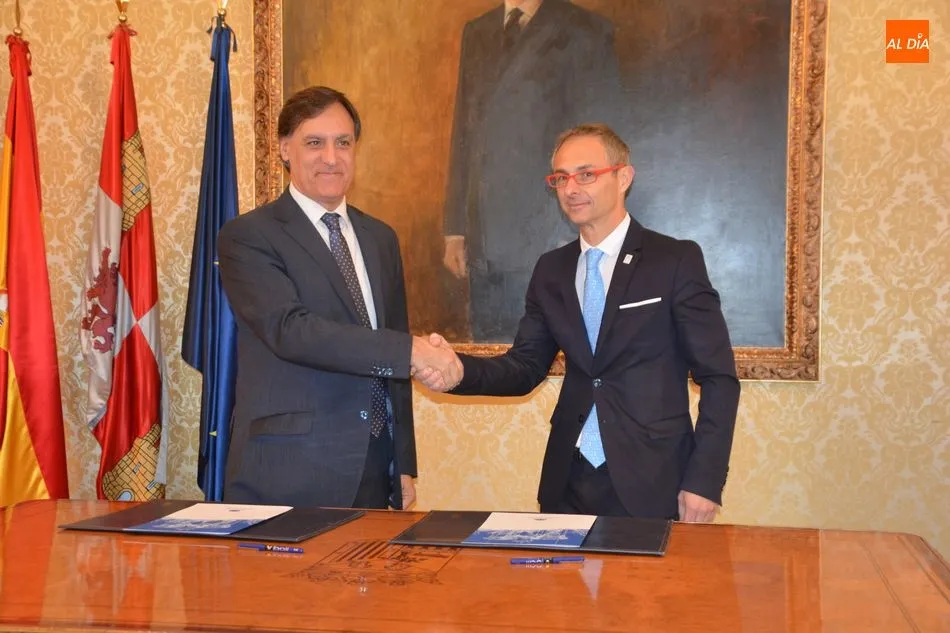 El alcalde, Carlos García Carbayo, y el rector de la USAL, Carlos García Carbayo, en la firma del convenio