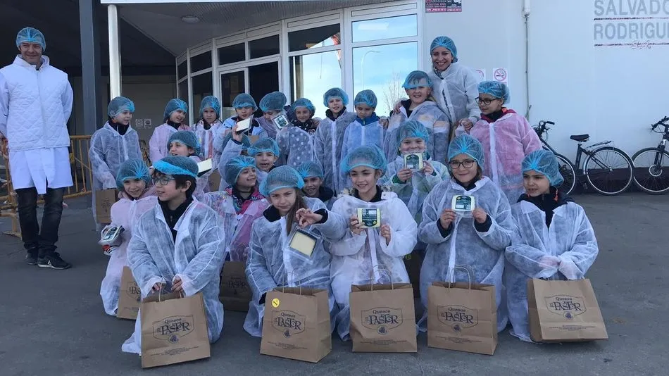 Alumnos participantes en la visita a la fábrica de quesos