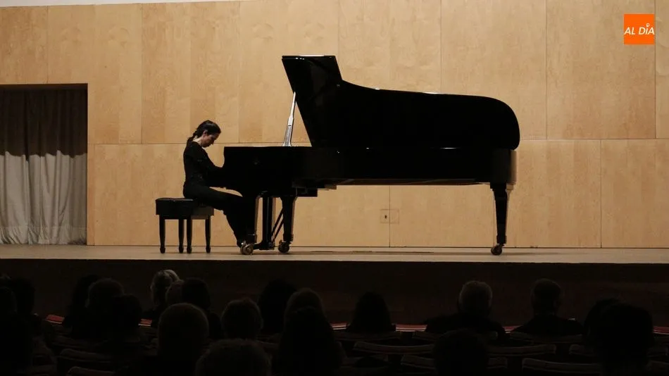 La pianista Alba Ventura durante el concierto en el Auditorio de la Hospedería Fonseca. Foto: Elena López