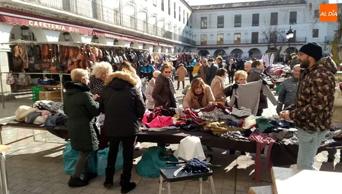 IU plantea que el mercadillo cambie cada medio año tras su traslado temporal a la Plaza Nueva y las quejas recibidas