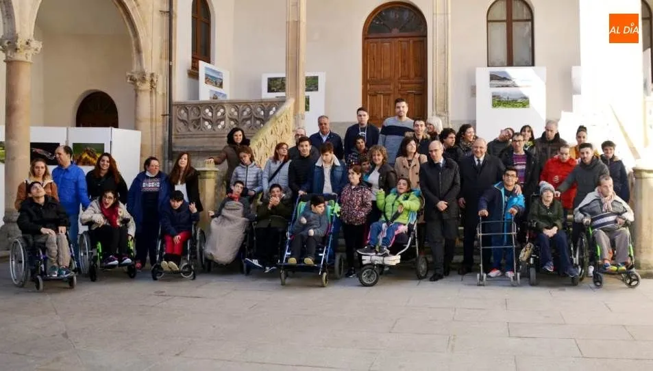 El presidente de la Diputación, Javier Iglesias, en el centro, junto a los integrantes de ASPACE, en el patio de La Salina. Foto de Lydia González