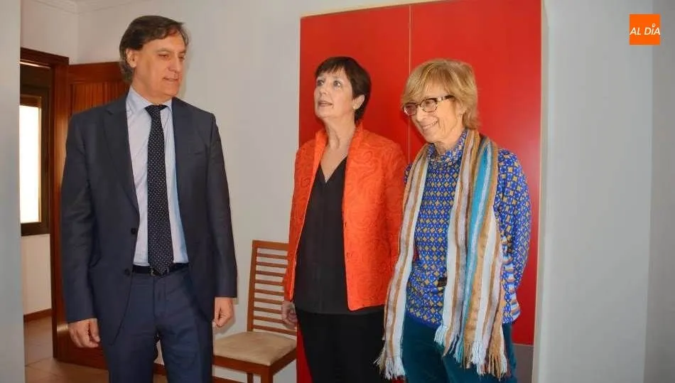 Carlos García Carbayo, alcalde de Salamanca, en la visita al piso que el Ayuntamiento ha cedido a Ascol. Foto de Lydia González