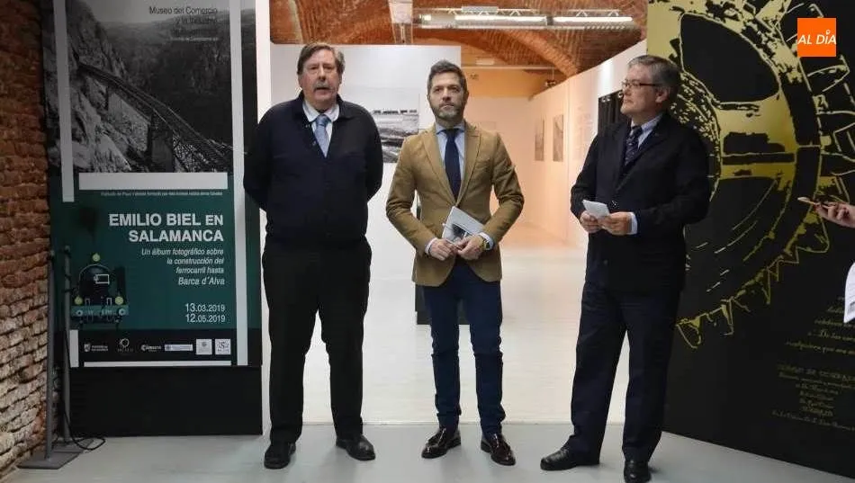 Julio López, concejal de Cultura y Turismo, en el centro, en la inauguración de esta muestra, en el Museo del Comercio. Foto de Lydia González