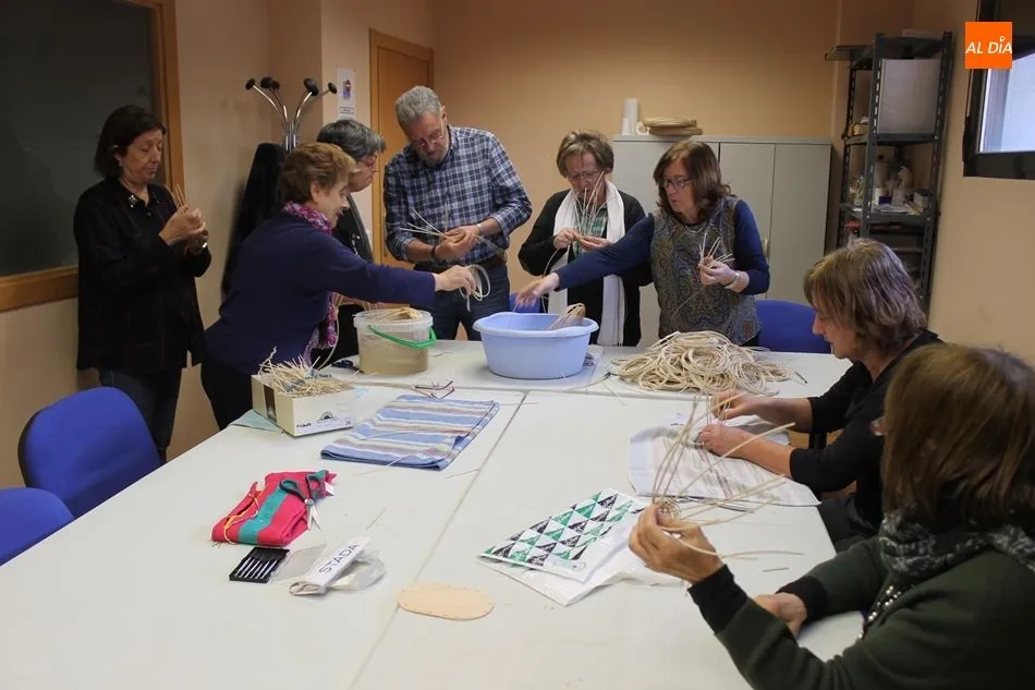 Tarde en el taller de mimbre de la asociación Alcer Salamanca
